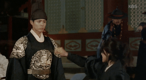 Moonlight: “Chô-ha” Park Bo Gum bị cận thần bất ngờ kề dao vào cổ - Ảnh 4.