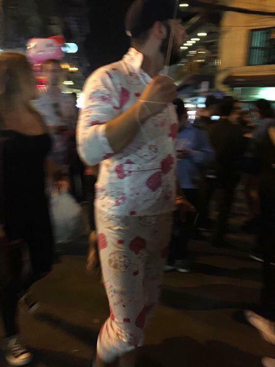 Hai chàng Soái Tây mặc đồ Hello Kitty trên phố đi bộ Hà Nội - Ảnh 1.