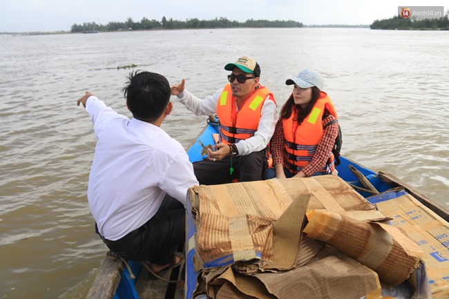 Chùm ảnh: MC Phan Anh kéo xe bò, đội mưa cứu trợ người dân vùng lũ - Ảnh 5.