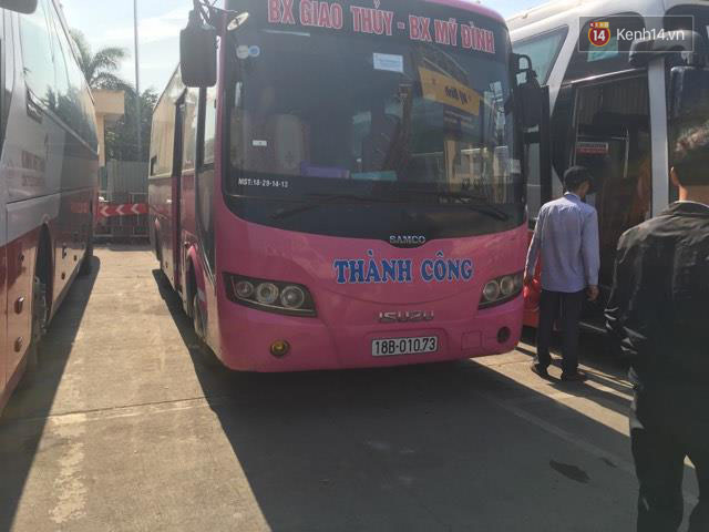 Nhà xe đình công, chuyển toàn bộ khách bị bỏ rơi ở bến Mỹ Đình sang Giáp Bát bằng xe buýt miễn phí - Ảnh 4.