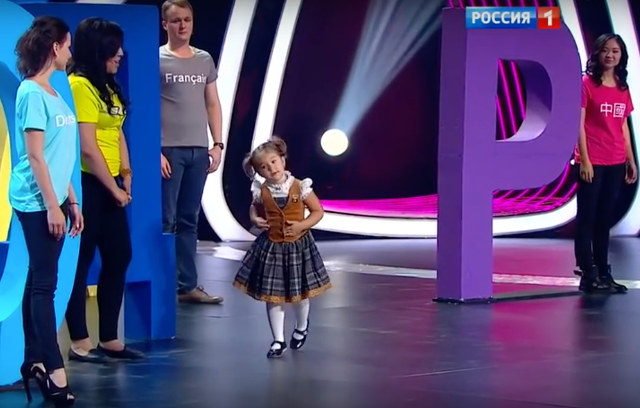 Cô bé người Nga gây kinh ngạc khi mới 4 tuổi mà đã bắn 7 thứ tiếng nhanh như gió - Ảnh 2.