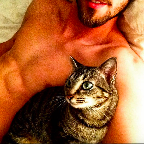 Loạt ảnh trai đẹp thế giới chụp với mèo: Bạn gái có thể không có, nhưng mèo nhất định phải nuôi 1 con! - Ảnh 7.