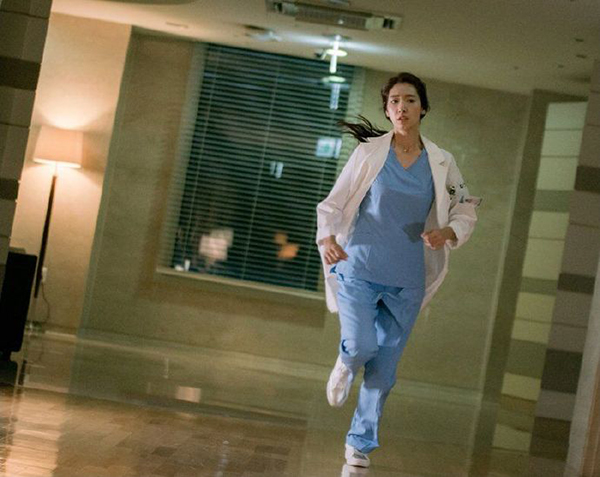 “Doctors”: Park Shin Hye bị kẻ lạ tấn công bất thình lình tại bệnh viện - Ảnh 2.