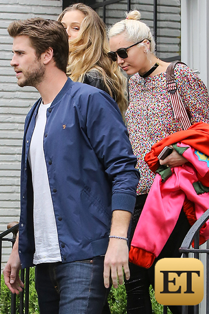 Miley Cyrus và Liam Hemsworth công khai xuất hiện bên gia đình - Ảnh 2.