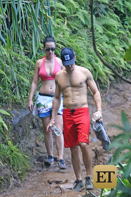 Orlando Bloom và Katy Perry tình tứ nắm tay trên biển Hawaii - Ảnh 3.