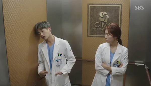 “Doctors”: Park Shin Hye bị kẻ lạ tấn công bất thình lình tại bệnh viện - Ảnh 30.