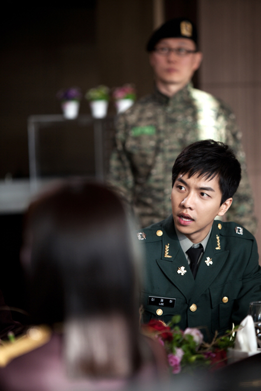 Còn hàng chục quân nhân bụi bặm của màn ảnh Hàn “hơn đứt” Song Joong Ki - Ảnh 47.