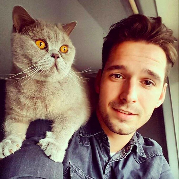 Loạt ảnh trai đẹp thế giới chụp với mèo: Bạn gái có thể không có, nhưng mèo nhất định phải nuôi 1 con! - Ảnh 13.