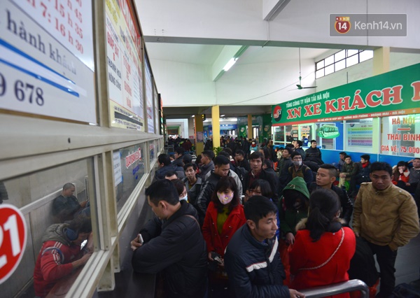 Người Hà Nội - Sài Gòn hối hả về quê nghỉ Tết sau buổi làm việc cuối cùng của năm - Ảnh 5.
