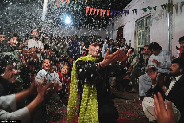 Cuộc đời đắng cay của những c&acirc;̣u bé mặc v&aacute;y mua vui tại Afghanistan - Ảnh 5.
