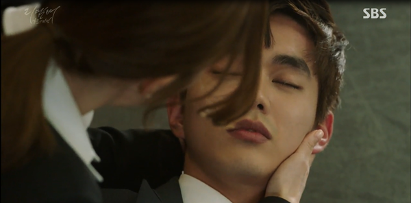 &ldquo;Remember&rdquo;: Hết bị bắn, Yoo Seung Ho lại bất ngờ ngất xỉu - Ảnh 5.