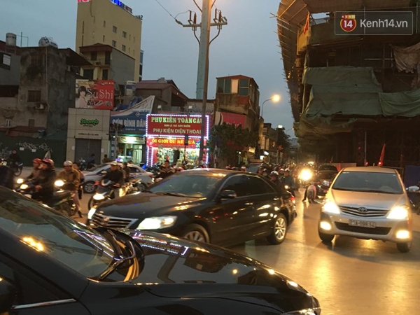 Đường phố Hà Nội lại tắc nghẽn nghiêm trọng vào giờ tan tầm - Ảnh 5.