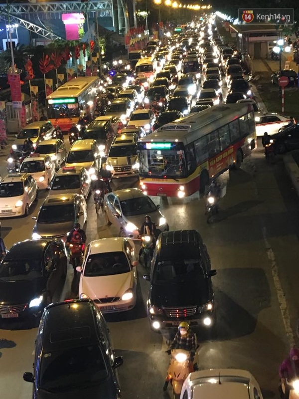 Đường phố Hà Nội lại tắc nghẽn nghiêm trọng vào giờ tan tầm - Ảnh 11.