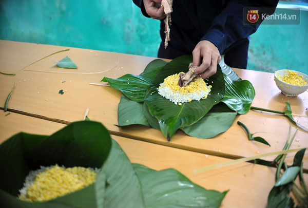 Những người lính cứu hỏa quây quần bên nhau gói bánh chưng ở Hà Nội - Ảnh 5.