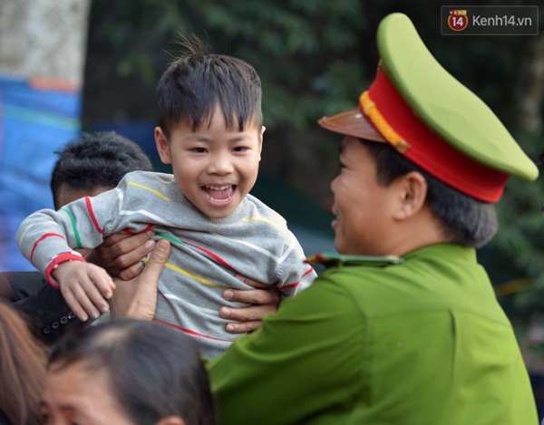 Dựng rào chắn để giảm tải ùn tắc ngày khai hội chùa Hương - Ảnh 6.