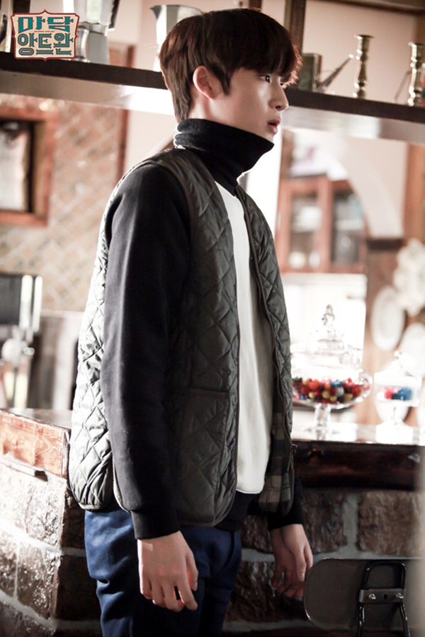 Qu&yacute; C&ocirc; Antoine: Đỏ mặt với nụ h&ocirc;n s&acirc;u chuy&ecirc;n nghiệp của Sung Joon - Ảnh 5.