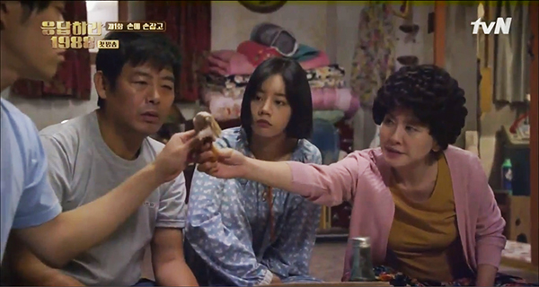 Reply 1988 v&agrave; nỗi niềm chất chứa của lũ trẻ x&oacute;m ngh&egrave;o - Ảnh 5.