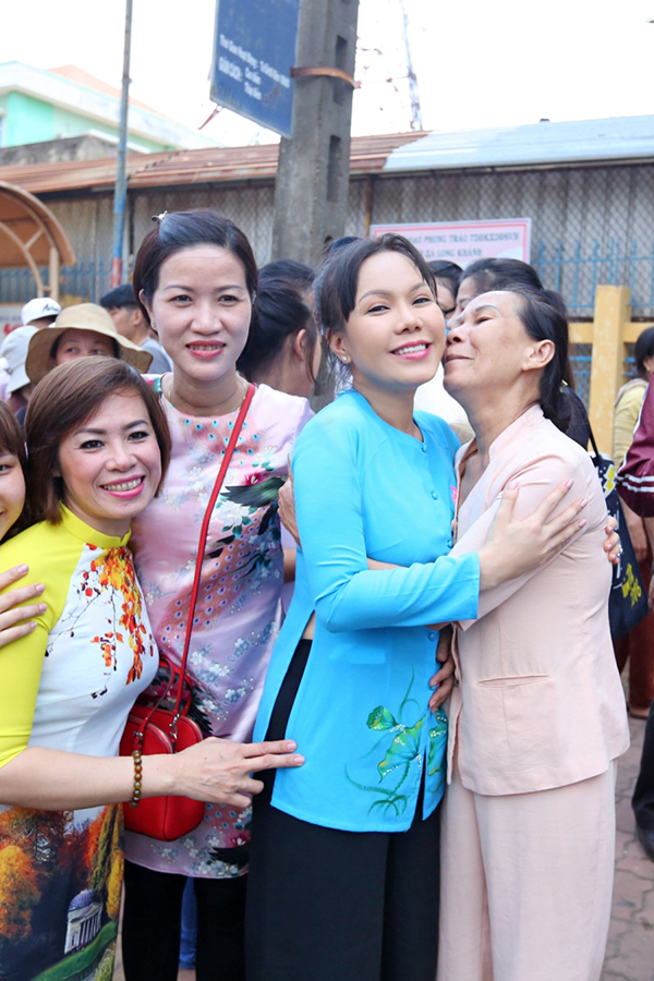 Việt Hương cười hết cỡ trong vòng vây yêu mến của người dân - Ảnh 9.