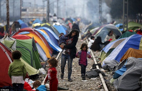 Biên giới Macedonia - Hy Lạp: Nơi những em bé sơ sinh phải sống trong địa ngục - Ảnh 5.