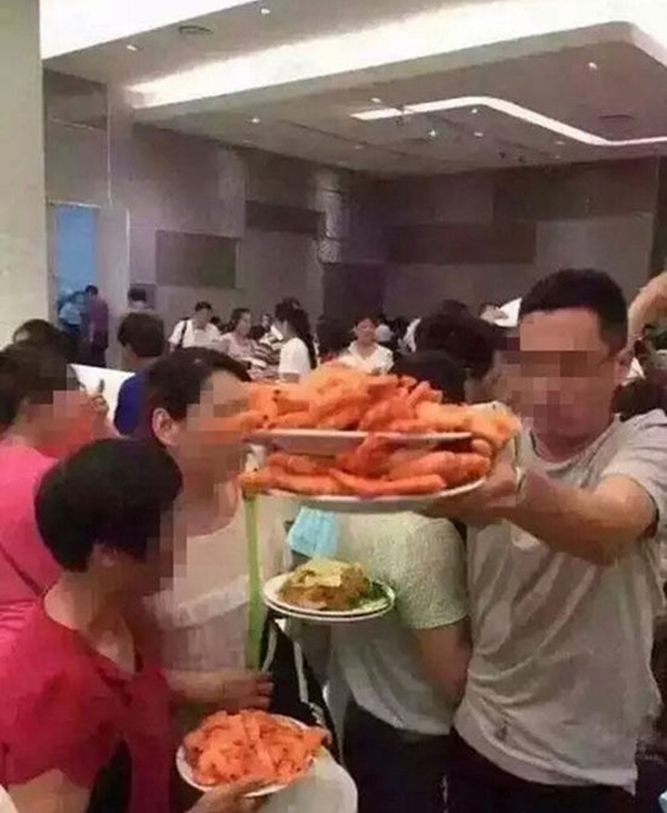 Kinh hoàng cảnh tượng du khách Trung Quốc điên cuồng tranh tôm hấp trong nhà hàng buffet ở Thái Lan - Ảnh 5.