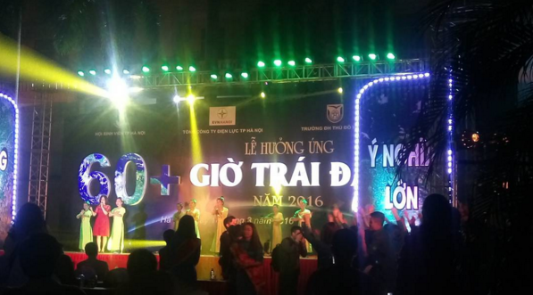 Hà Nội, Sài Gòn: Đường phố khu trung tâm tối om, hưởng ứng Giờ Trái đất 2016 - Ảnh 32.