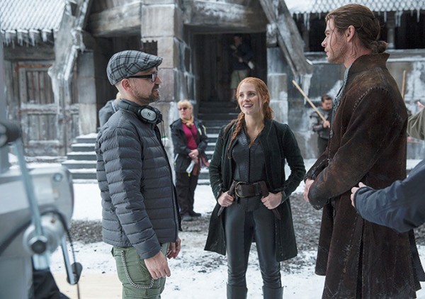 Emily Blunt chẳng ngại khi bị so với Nữ ho&agrave;ng băng gi&aacute; Elsa trong Frozen - Ảnh 9.