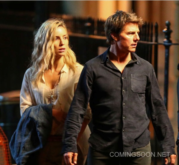 Tom Cruise lộ diện c&ugrave;ng mỹ nữ tr&ecirc;n phim trường The Mummy - Ảnh 3.