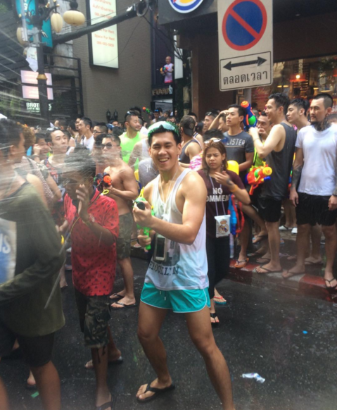 Tết té nước Thái Lan: 1m vuông, 10 trai đẹp! - Ảnh 9.