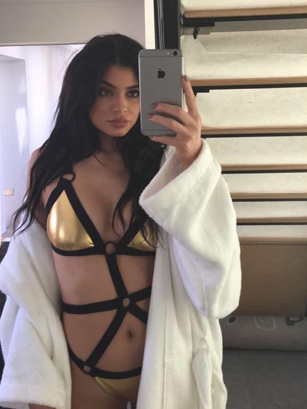 Kendall & Kylie Jenner quá đỗi sexy trong thiết kế đồ bơi riêng chuẩn bị ra mắt - Ảnh 3.