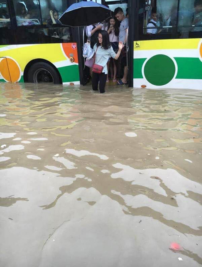 Chùm ảnh: Người dân Quảng Châu dở khóc dở cười trong trận mưa lụt đầu hè - Ảnh 14.