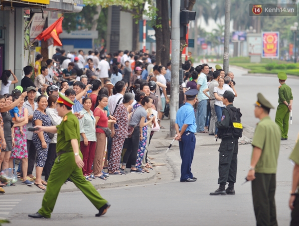 Người d&acirc;n Thủ đ&ocirc; đứng k&iacute;n đường ch&agrave;o đ&oacute;n đo&agrave;n xe của Tổng thống Hoa Kỳ - Ảnh 5.