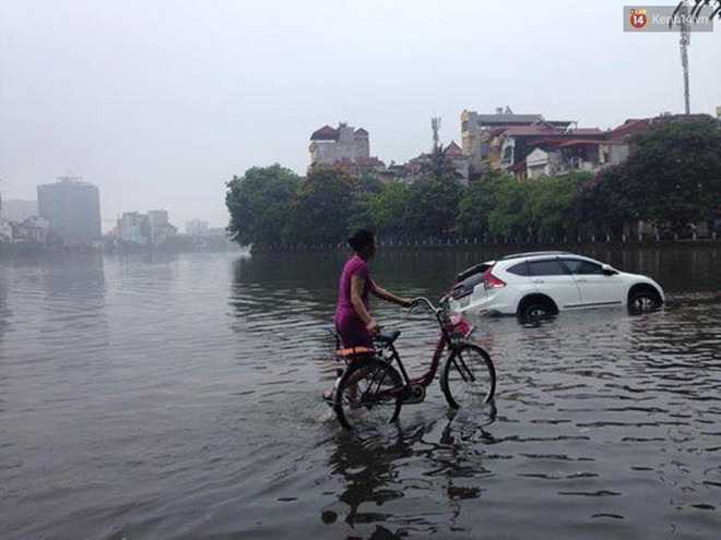Clip: Cảnh ngập lụt kinh hoàng ở Hà Nội sau trận mưa lớn kéo dài - Ảnh 14.