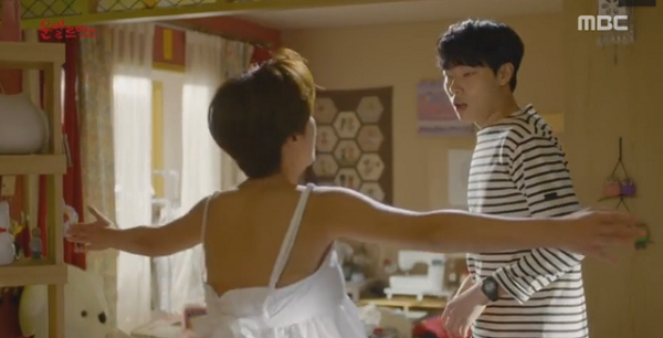 “Lucky Romance”: Hwang Jung Eum tưởng bở được trai đẹp Lee Soo Hyuk hôn - Ảnh 4.