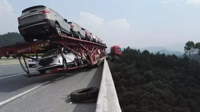 Container chở đầy &ocirc; t&ocirc; mắc kẹt giữa kh&ocirc;ng trung v&igrave; tr&oacute;t lao v&agrave;o r&agrave;o chắn b&ecirc;n đường - Ảnh 6.