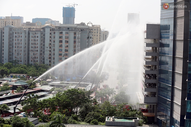 Xem cảnh sát chữa cháy, cứu nạn tại tòa nhà cao nhất Việt Nam - Ảnh 5.