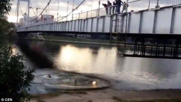 Nga: Nh&oacute;m nam thanh ni&ecirc;n tự thi&ecirc;u rồi nhảy cầu để được nhiều like tr&ecirc;n Facebook - Ảnh 5.