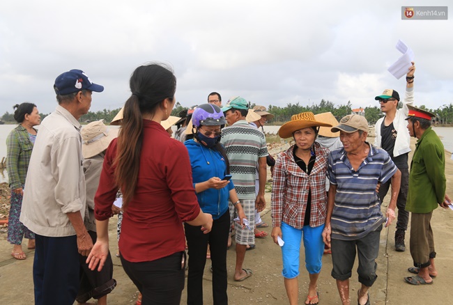 Chùm ảnh: MC Phan Anh kéo xe bò, đội mưa cứu trợ người dân vùng lũ - Ảnh 6.
