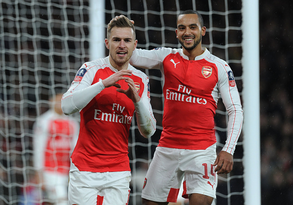 Walcott rủ fan thực hiện m&agrave;n ăn mừng h&agrave;i hước ngay tr&ecirc;n s&acirc;n - Ảnh 5.