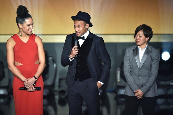 Phản ứng bá đạo của Neymar khi Ronaldo cầm tay vợ Messi - Ảnh 6.