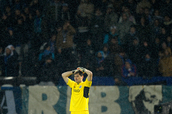 Casillas bắt hụt bóng và để thủng lưới như... trò đùa - Ảnh 5.