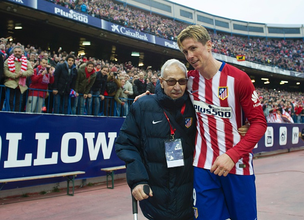 Torres tặng quà ân nhân sau khi ghi bàn thắng lịch sử cho Atletico Madrid - Ảnh 4.