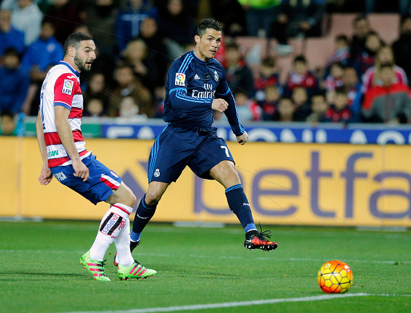 Ronaldo đ&aacute; vật vờ ở trận gặp Granada v&igrave;... đau bụng - Ảnh 2.
