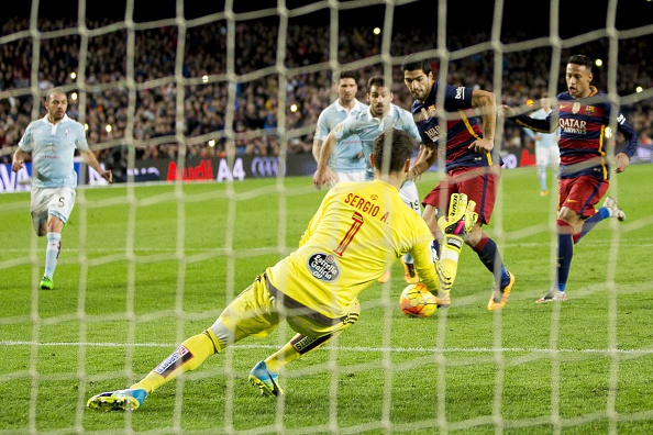 Messi, Suarez phối hợp đá phạt đền cực ảo - Ảnh 4.