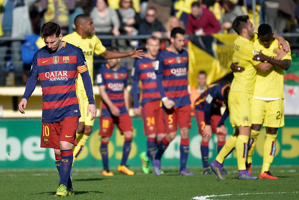 Fan nữ lảo đảo v&igrave; bị Messi s&uacute;t b&oacute;ng tr&uacute;ng mặt - Ảnh 4.
