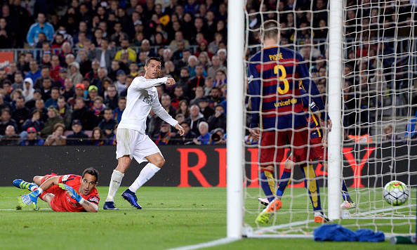 Fan Barca chửi rủa Ronaldo trong lễ tưởng niệm Johan Cruyff - Ảnh 3.