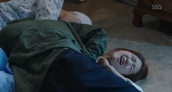 “Doctors”: Park Shin Hye bị kẻ lạ tấn công bất thình lình tại bệnh viện - Ảnh 7.