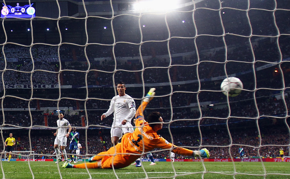 Sợ bị trêu ghẹo, Ronaldo kín cổng cao tường ăn mừng cùng đồng đội - Ảnh 2.