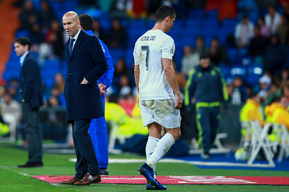 Zidane hối hận vì chấn thương của trò cưng Ronaldo - Ảnh 1.