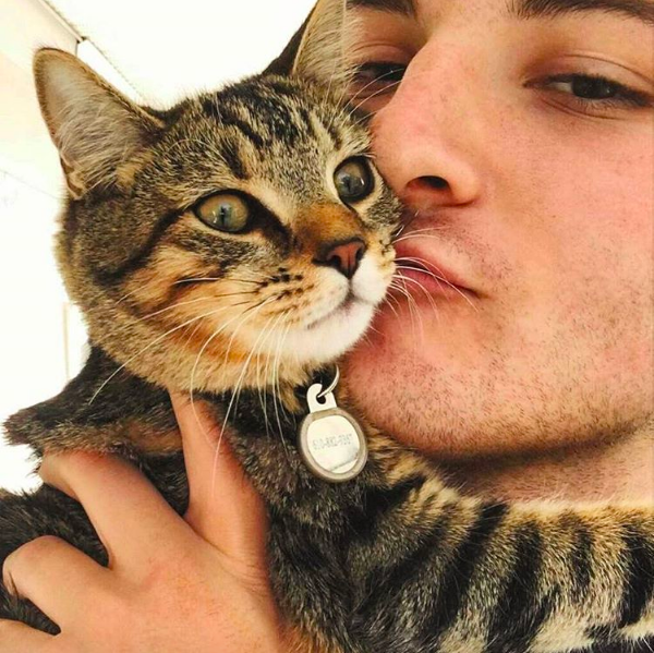 Loạt ảnh trai đẹp thế giới chụp với mèo: Bạn gái có thể không có, nhưng mèo nhất định phải nuôi 1 con! - Ảnh 17.