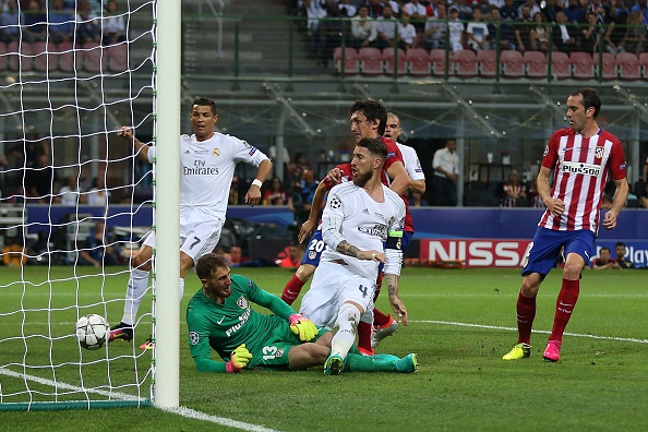 Ronaldo xé áo ăn mừng sau bàn quyết định đem về cúp Champions League thứ 11 cho Real Madrid - Ảnh 8.
